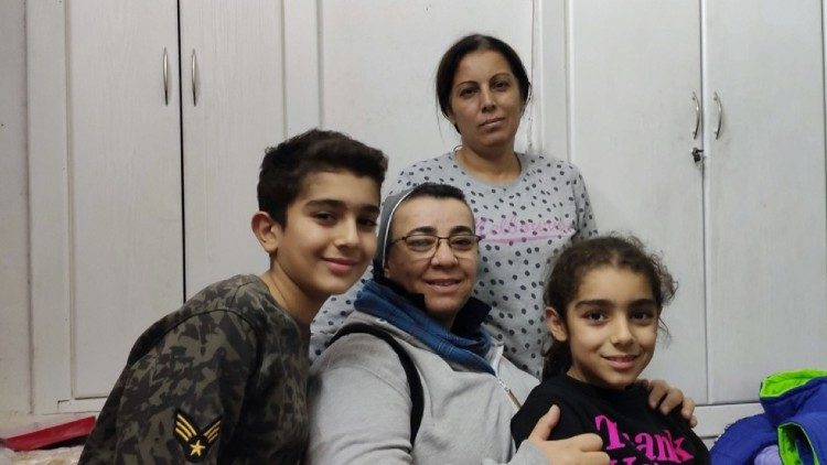 Schwester Antoinette mit Jacqueline (hinten) und den Kindern Sidra und Azar