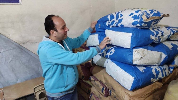 l’association des frères maristes d’Alep distribuent du lait en poudre pour les enfants.