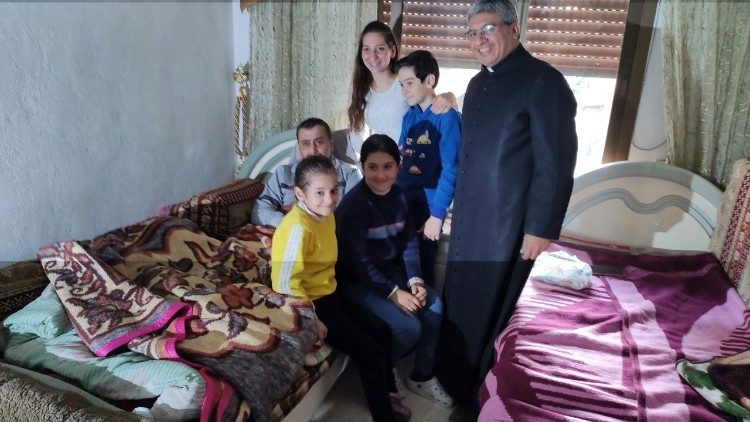Pater Hugo mit einer Familie, die von seiner Pfarrei unterstützt wird