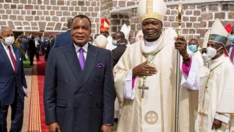 Mgr Manamika et le Président Sassou