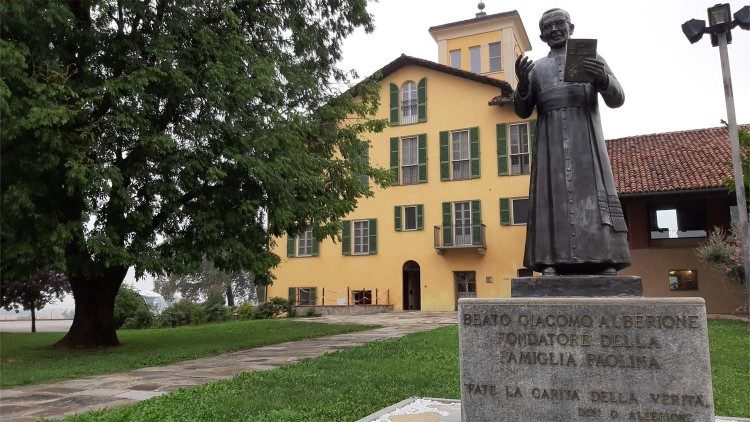 L'esterno della casa natale di don Giacomo Alberione, fondatore della Famiglia Paolina