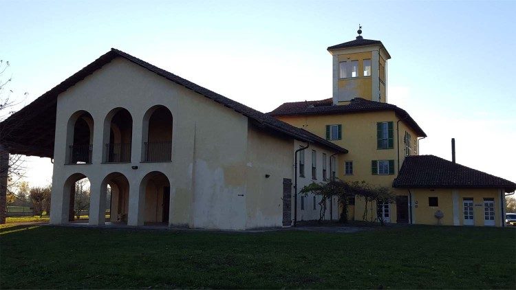 L'esterno della casa natale di don Giacomo Alberione, fondatore della Famiglia Paolina