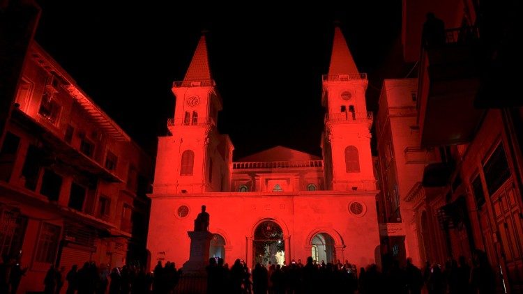 Die maronitische Kathedrale in Aleppo, Syrien, leuchtete im November 2021 im Rahmen der Roten Woche von Kirche in Not gegen die Christenverfolgung rot.