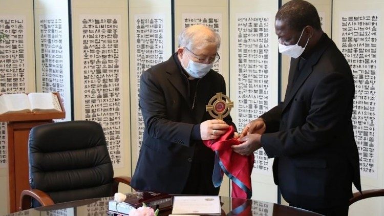  Il cardinale Yeom consegna una reliquia di Sant'Andrea Kim a monsignor Kaboré