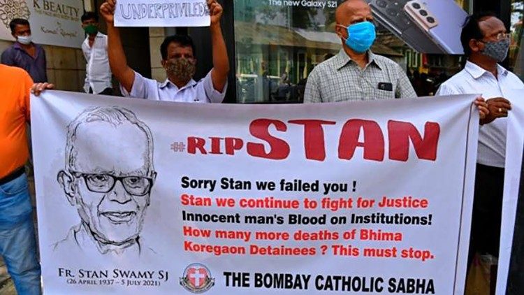 Manifestation à la mémoire du père Stan Swamy à Bombay