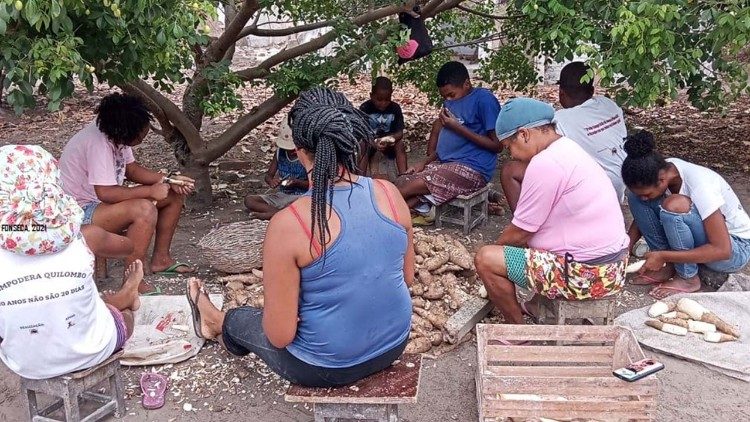 Quilombola-Gemeinschaft bei landwirtschaftlicher Arbeit mit Maniok
