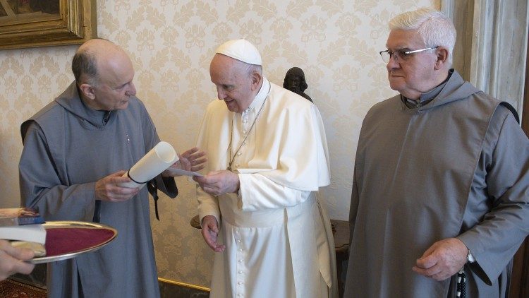 En novembre 2021, Fran?ois avait dj re?u les Serviteurs du Paraclet. 