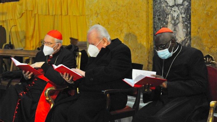 I cardinali presenti sfogliano il libro di Italiano
