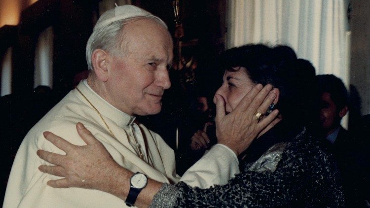 2021.11.30 Carmen Hernandez, Carmen con Giovanni Paolo II