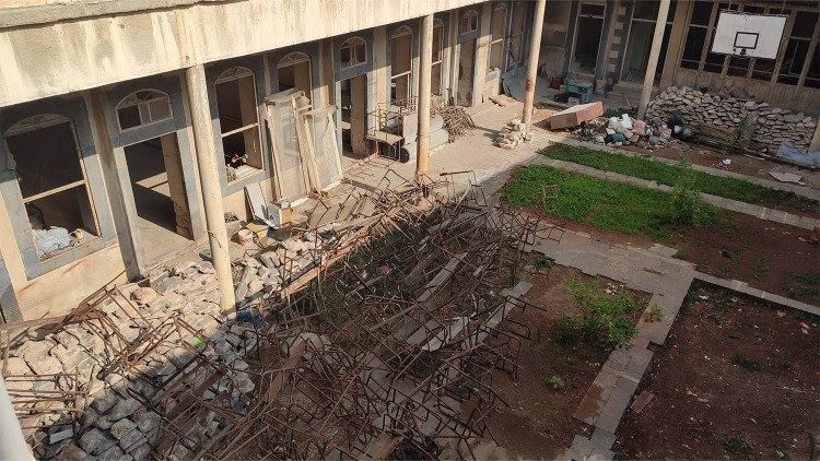 Una escuela ocupada y dañada durante la guerra en Homs