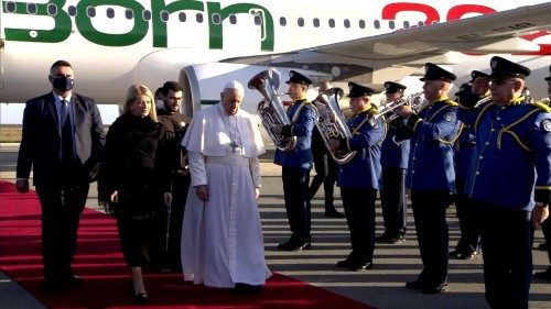 교황, 키프로스 도착 “상처를 어루만지는 방문되길”