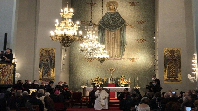 Papa Francisco na Catedral de Nicósia para o encontro com os religiosos