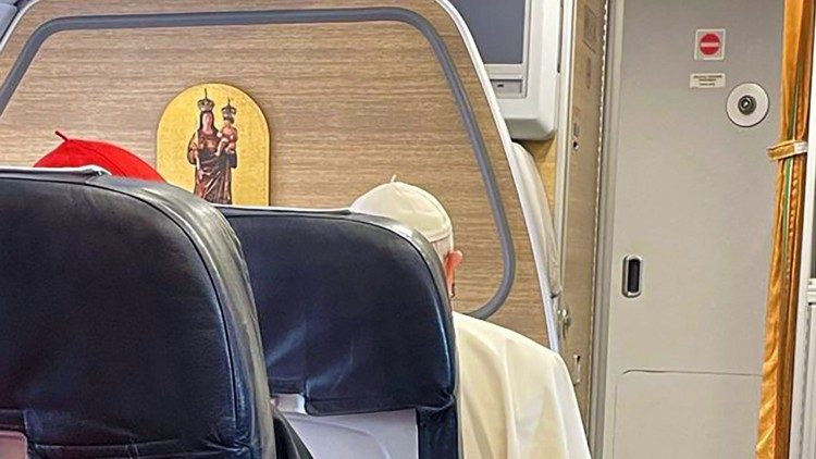 Der Papst im Flieger