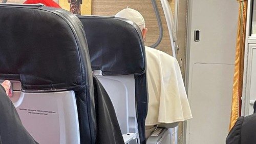 Francisco en vuelo hacia Chipre
