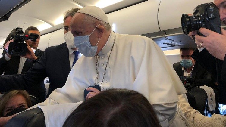 El Papa Francisco mientras saluda a los periodistas que lo acompañan en el vuelo hacia Chipre