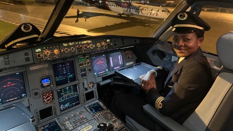 Mme Mamitsho Pontshi Lobo dans le cockpit d'un avion