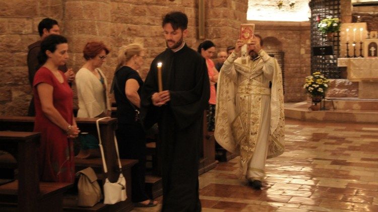 Un momento della storica prima Divina liturgia celebrata sulla tomba di San Francesco ad Assisi
