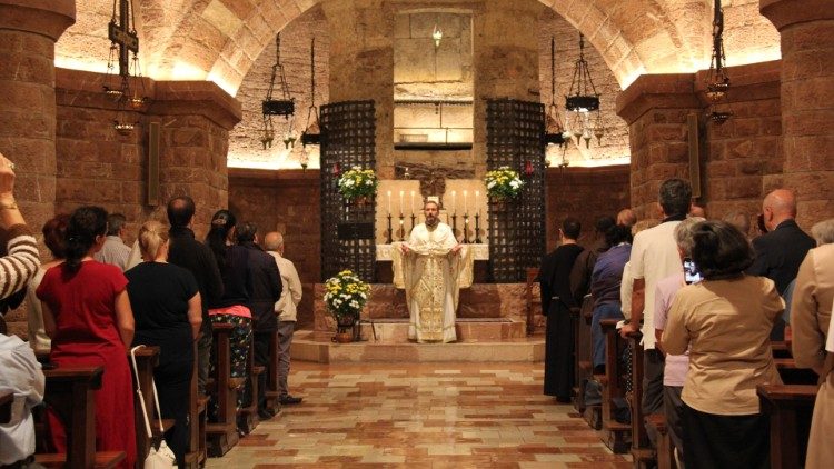 Un momento della Divina liturgia ortodossa celebrata per la prima volta sulla tomba di san Francesco