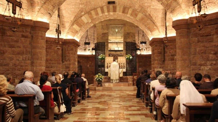 Un momento della storica prima Divina liturgia celebrata sulla tomba di San Francesco ad Assisi