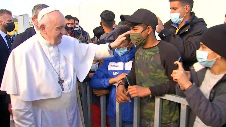 Una caricia del Papa al refugiado