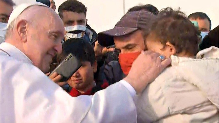 Una mirada llena de ternura del Papa al refugiado