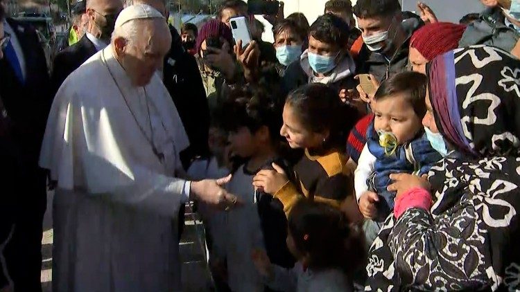  Papa Francesco visita rifugiati, profughi a Lesbo