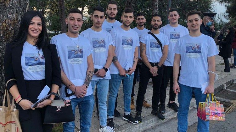 Uprchlíci ze Sýrie si symbolicky oblékll trička, která vypovídají o jejich novodobých odyseách