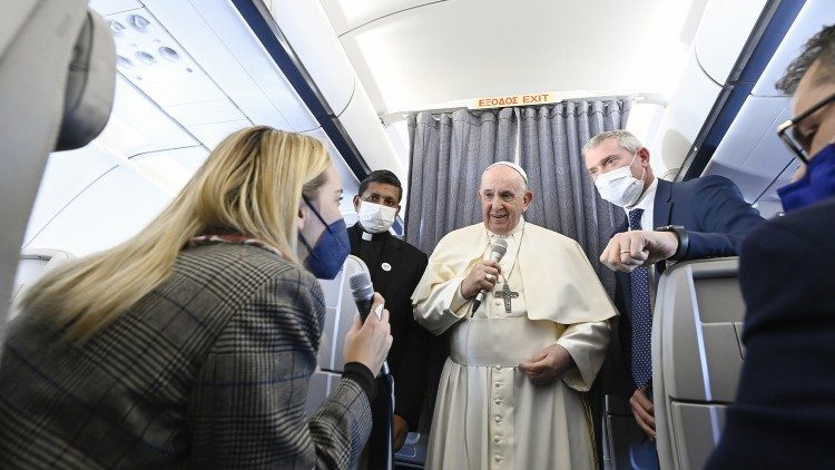 Ferenc pápa válaszol az újságírók kérdéseire Athénból Rómába visszatérőben