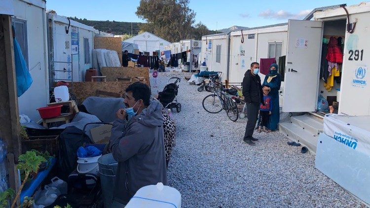 레스보스섬 미틸레네 난민캠프의 컨테이너에서 생활하는 난민들