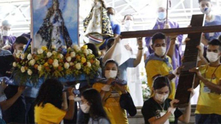 Jóvenes paraguayos cargan la cruz peregrina que este año va a la Vicaría Episcopal de Caninenyú