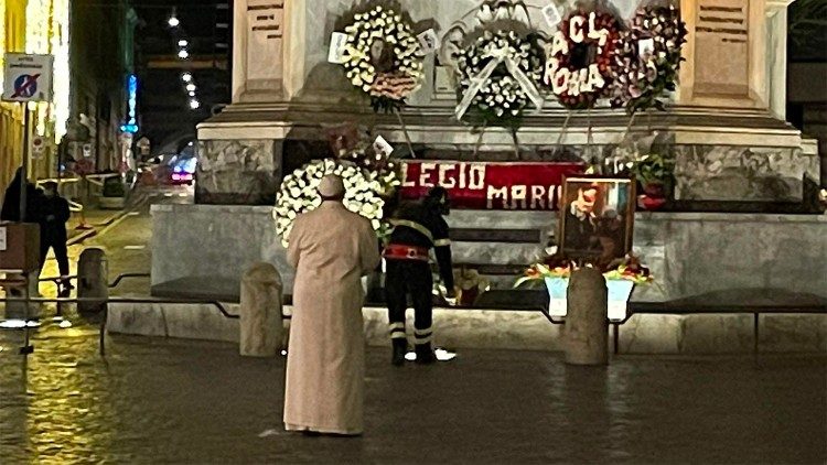 ĐTC dâng hoa kính Đức Mẹ ở quảng trường Tây Ban Nha