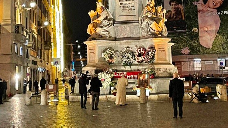 Il Papa prega la Madonna in piazza di Spagna