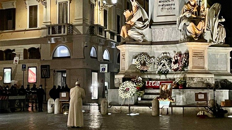 O Papa em oração aos pés da estátua da Imaculada, na Praça de Espanha, centro de Roma - 08.12.21 (Vatican News)