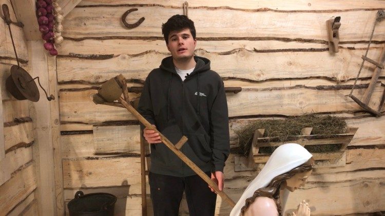 Eugenio com uma ferramenta em madeira na cabana do Presépio