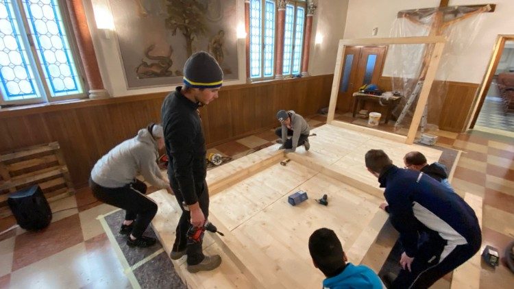 I giovani di Gallio al lavoro nell'inverno 2020 per il montaggio del primo presepe in chiesa a San Bartolomeo