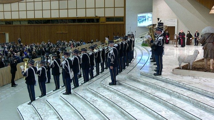  Banda del Cuerpo de Gendarmería interpresta canción italiana natalicia.