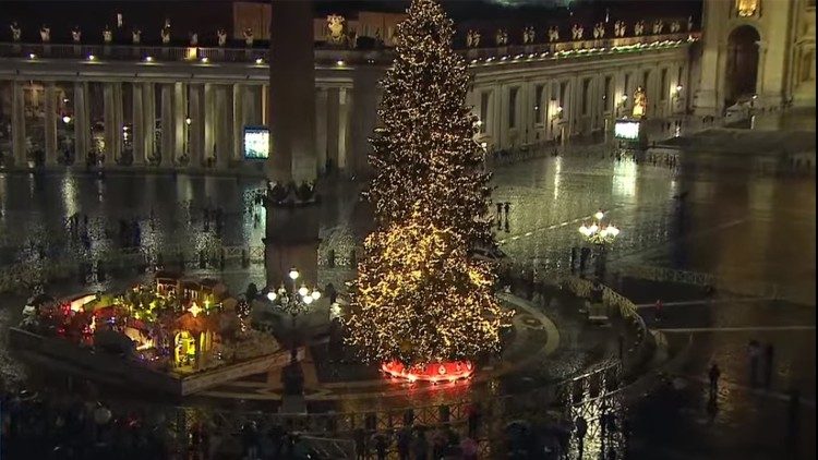 Der diesjährige Weihnachtsbaum und Krippe auf dem Petersplatz