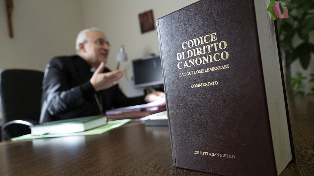 Dom Filippo Iannone, em primeiro plano o Código de Direito Canônico