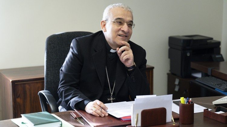 Pontificio Consiglio per i Testi Legislativi - Monsignor Iannone alla sua scrivania