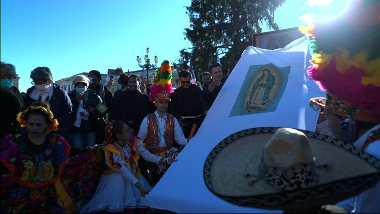  Santo Rosario en honor a la Virgen de Guadalupe en la Plaza de San Pedro