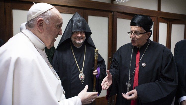 Der armenisch-orthodoxe Erzbischof sowie der maronitische Erzbischof Zyperns bei der Begegnung mit dem Papst