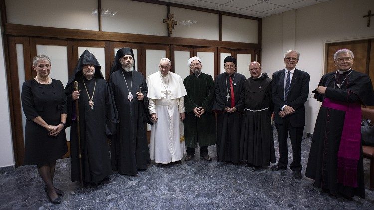 Die Initiative Religious Track bei ihrem Treffen mit Papst Franziskus in der Nuntiatur von Nikosia, links S. Eskidjian