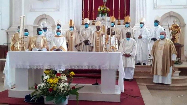 Cabo Verde - Diocese de Santiago: Jovens seminaristas recebem Ministério do Acolitato