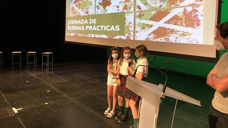 Daniela, Inés and Lucía participate in the Day of Good Practices organised by the College of San Ignacio