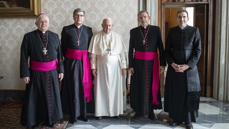 Le Pape François et les membres de la présidence de la CEF: Mgr Olivier Leborgne, Mgr Éric de Moulins-Beaufort, Mgr Dominique Blanchet, et le père Hugues de Woillemont.