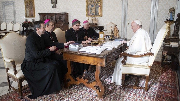 El Papa Francisco recibe a los obispos de Francia
