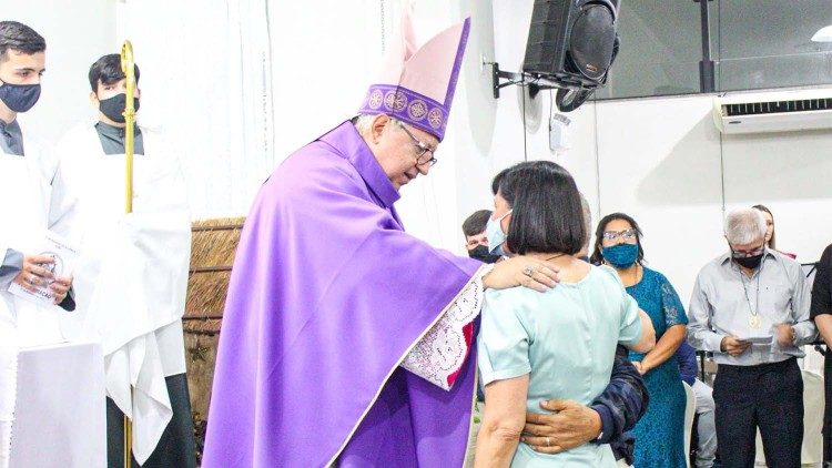 Acolhida dos casais da Comunidade de Aliança Rabi pelo bispo diocesano