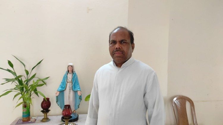 Padre Francis D’Souza, párroco de la iglesia de San José Obrero, en India. Imagen cortesía de Asia News.