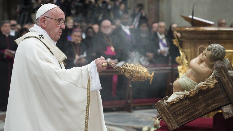Papa Francesco  e la statua di Gesù Bambino (Natale 2015)