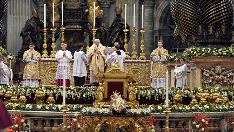 Benedikt XVI. (2005-13) bei einer Messe in St. Peter